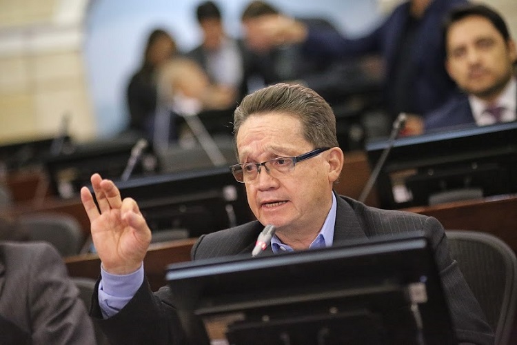 “Aprobamos la realización de un debate al Gobierno para saber cómo nos estamos defendiendo ante la petición de un empresario que quiere quedarse con la patente de la panela, que se usa en Colombia desde hace cerca de 500 años”, afirmó el presidente de dicha comisión Guillermo García Realpe.