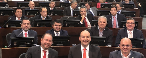 Así lo hizo saber el secretario general del partido liberal, Miguel Ángel Sánchez Vásquez, quien en carta al presidente del directorio nacional conservador, Omar Yepes Alzate, le manifiesta que la bancada del liberalismo “quedará en libertad en lo que corresponda a la elección y conformación de mesas directivas del Senado de la República, sin ninguna obligación de votar por el conservatismo para la presidencia del Senado en el último año de la legislatura”.