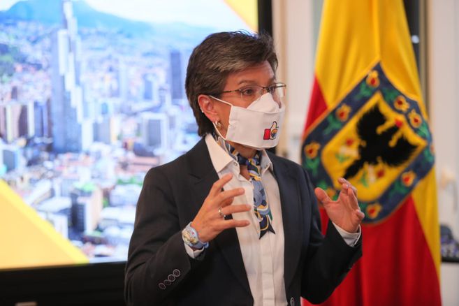 La alcaldesa de Bogotá, Claudia López, anunció de nuevo varias medidas donde se destaca que en la capital de la república no habrá toque de queda, se declara la alerta naranja y continuará el pico y cédula, al tiempo que decidió que los estadios El Campin y de Techo prestará de nuevo sus servicios para los partidos de la Liga de Futbol en Colombia y se reactivarán los parques y ciclo vías.