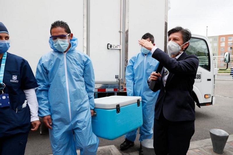 La inmunización con estas primeras dosis de la farmacéutica Pfizer se realizará en 9 hospitales y clínicas de la ciudad e irá dirigida al personal de primera línea de atención. 