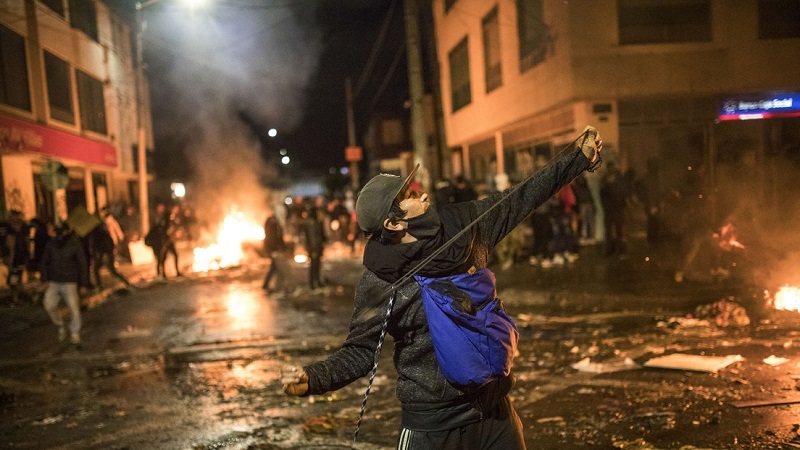 Una noche negra vivió el distrito especial de Bogotá durante protestas en rechazo a la muerte de un abogado por agentes de la policía, manifestaciones que terminaron en actos vandálicos y enfrentamientos entre civiles y la fuerza pública, que ya deja hasta el momento siete ciudadanos muertos y un gran número de heridos.