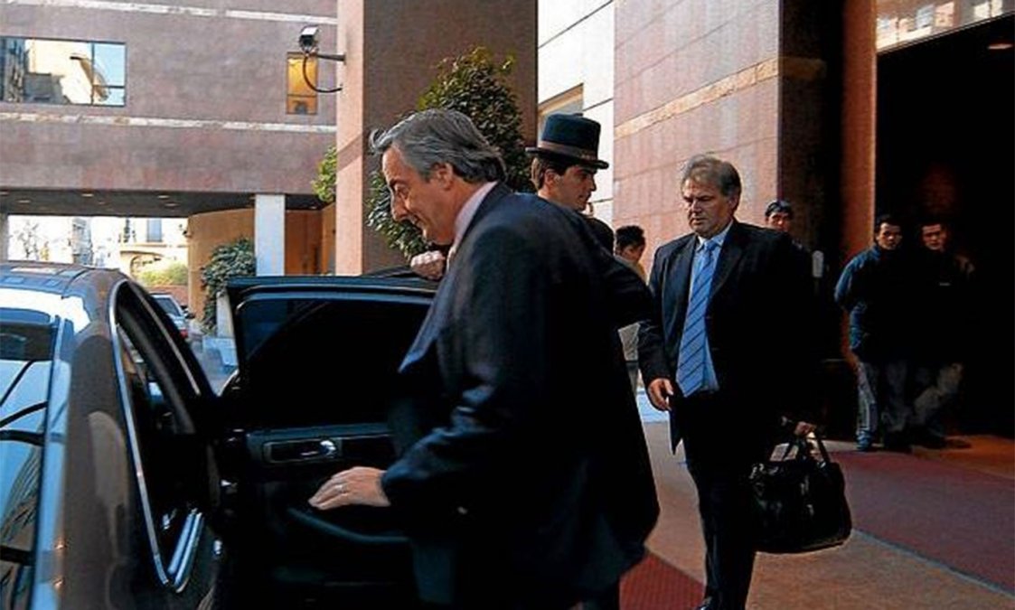 Un Inédito "soborno documentado" es una de las evidencias de la saga antiética de los corruptos latinoamericanos. Un empresario pagó una coima de $ 4,5 millones a los Kirchner, Néstor y Cristina, y le dieron factura. 