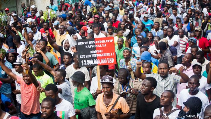 Decenas de miles de haitianos salieron a las calles para exigir que se investigue la supuesta corrupción en torno a los fondos del Programa Petrocaribe. La manifestación de este miércoles 17 de octubre, día festivo en el país, fue la más grande realizada en Puerto Príncipe desde el inicio del movimiento anticorrupción hace varios meses. En varios puntos de la capital se observaron neumáticos incendiados y una fuerte presencia de agentes de la Policía.