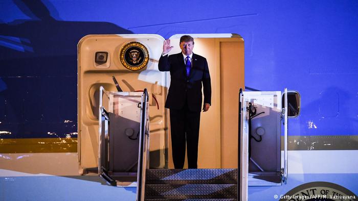 El Presidente de EE. UU., Donald Trump, aterrizó en Hanói sin grandes pronunciamientos, para reunirse con el líder norcoreano, Kim Jong-un, en otra cumbre sobre Desnuclearización.