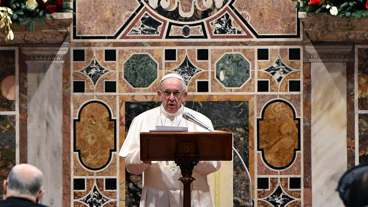 Durante un discurso frente a los embajadores del Vaticano, el Papa Francisco hizo referencia a distintas crisis en el mundo y expresó su deseo por el diálogo para resolver las dificultades de Venezuela e instó a buscar "vías institucionales y pacíficas".