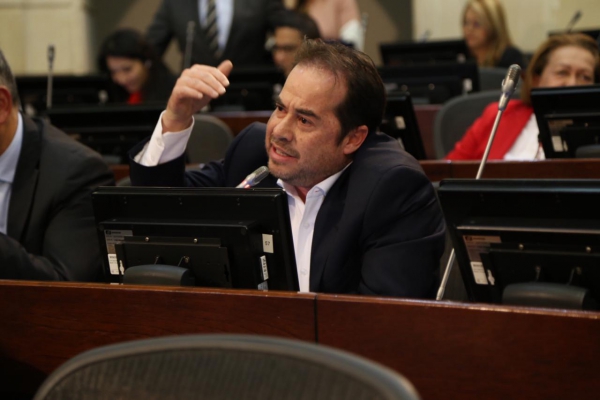 Al finalizar la presente legislatura, el senador nortesantandereano Andrés Cristo Bustos declaró con firmeza y convicción: "Estoy satisfecho, porque sacamos adelante la ley de fronteras, junto con el gobernador del Atlántico, Eduardo Verano de la Rosa. Se presentó, además, un proyecto para crear un fondo que va para plenaria de Cámara, para enfrentar la crisis que hay en la frontera y llevar a feliz término unas obras de infraestructura, que difícilmente podrán hacerlo el gobernador o el alcalde".
