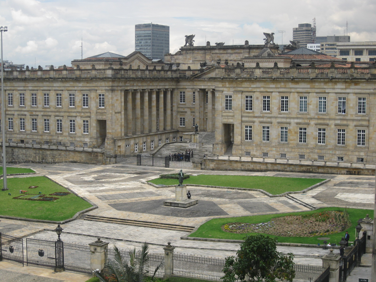 El Gobierno Nacional, a través del Decreto 077 del 30 de enero de 2019, convocó al Congreso de la República a sesiones extraordinarias, del 5 al 15 de febrero para tramitar el Plan Nacional de Desarrollo, denominado la hoja de ruta del Presidente Duque para sus cuatro años de mandato.