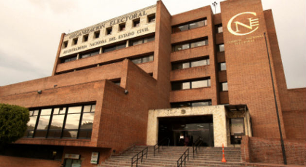 La sala plena que realizó el Consejo Nacional Electoral en su sesión de este martes 8 de octubre, tuvo que ser levantada por el presidente de ese organismo electoral, Hernán Penagos Giraldo, al ver la presencia de Hollman Ibáñez, quien se “posesionó” por notaría como magistrado del CNE, no obstante no acreditó la experiencia profesional exigida por la constitución.