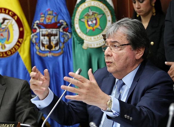 Así lo anunció el Ministro de Relaciones Exteriores de Colombia, Carlos Holmes Trujillo García en un debate de control político en la Comisión Segunda del Senado, respecto a los nombramientos de funcionarios en el servicio exterior, tras señalar que acepta crear una Mesa de Trabajo para reglamentar la Carrera Diplomática donde se incluya al Congreso y a la Academia.