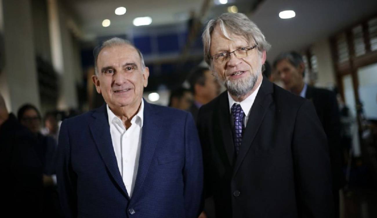 El ex vicepresidente de la República y ex candidato presidencial Humberto de la Calle Lombana, no dudó en jugársela jurídicamente para defender y preservar los derechos del ex alcalde de Bogotá, Antanas Mockus, a quien la Sección Quinta del Consejo de Estado le anula su elección como senador de la República.