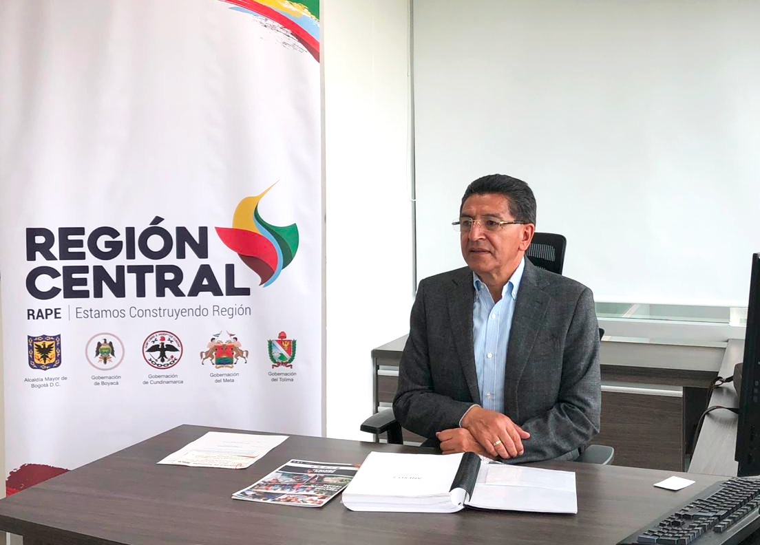 El Administrador de Empresas, Fernando Florez Espinosa, se posesionó como director de la RAPE – Región Central, la primera entidad pública administrativa y de planificación regional conformada por Bogotá D.C y los departamentos de Boyacá, Meta, Cundinamarca y Tolima para articular, impulsar y gestionar planes integrales de desarrollo económico, social y ambiental; estimular la competitividad regional; gestionar la cooperación técnica internacional y apoyar la inserción en la región de capitales flotantes.