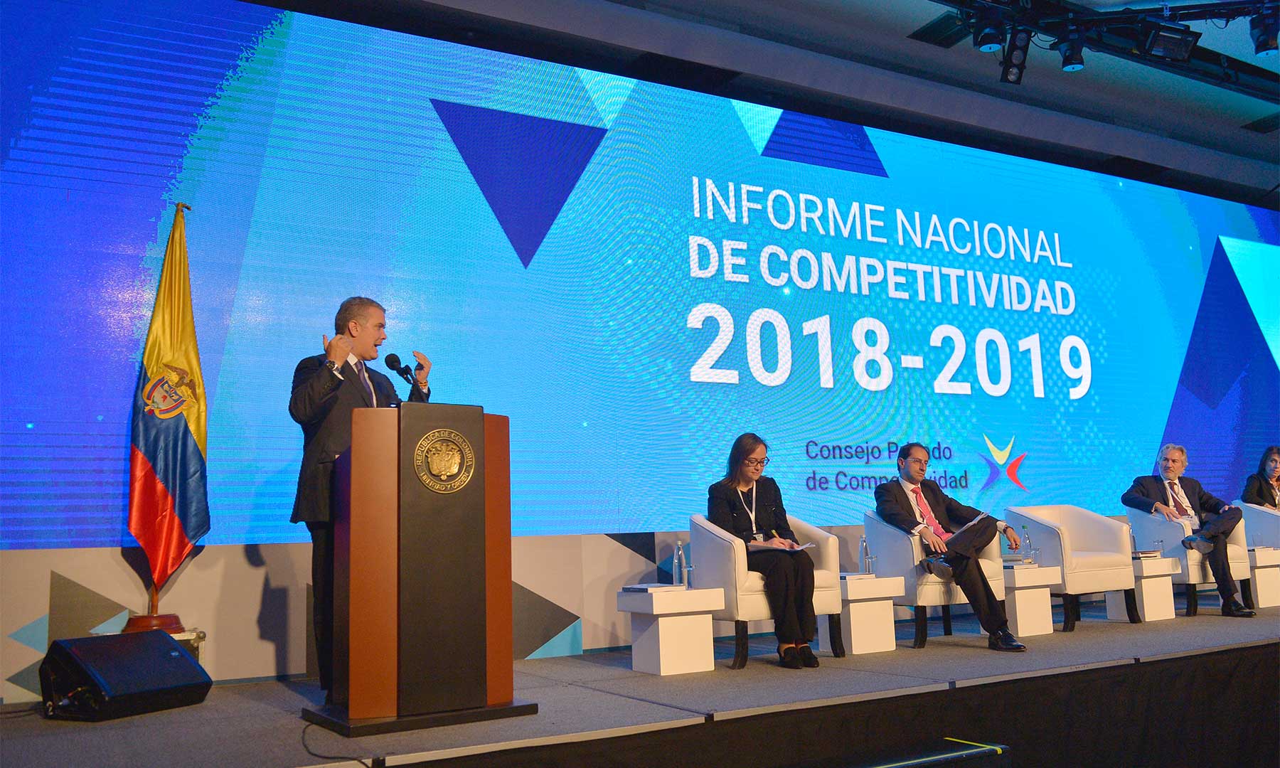 El Presidente Iván Duque anunció la expedición de un paquete de decretos de meritocrácia para la selección transparente de los cargos directivos de las instituciones del Estado a nivel regional, como parte de las medidas que el Gobierno Nacional implementará para mejorar la competitividad del país.