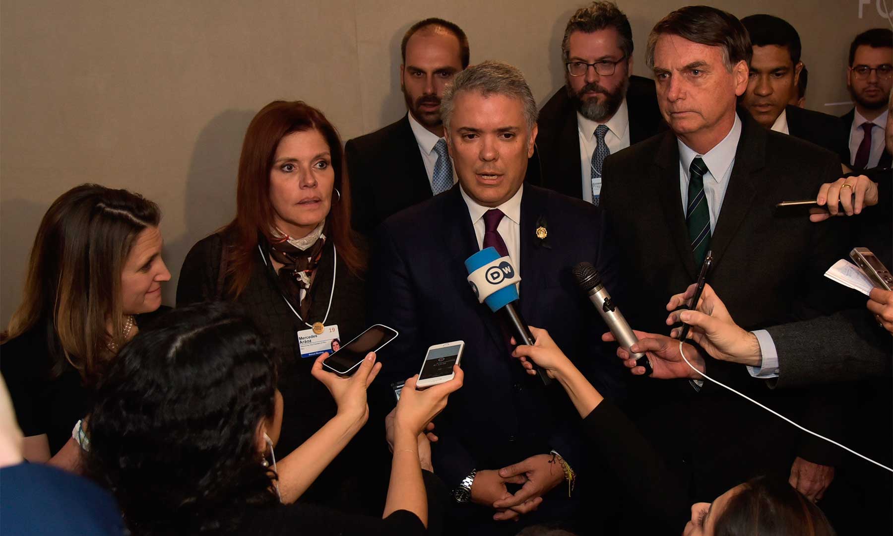 De esa manera Colombia, 12 países más: Estados Unidos, Canadá, Perú, Ecuador, Argentina, Paraguay, Costa Rica, Brasil, Chile, Japón y organizaciones como la OEA, ONU y la Unión Europea, se suman al respaldo a Guaidó como jefe de Estado transitorio venezolano, mientras que se convocan nuevas elecciones para restablecer, según la oposición, el orden constitucional y democrático de ese país suramericano.