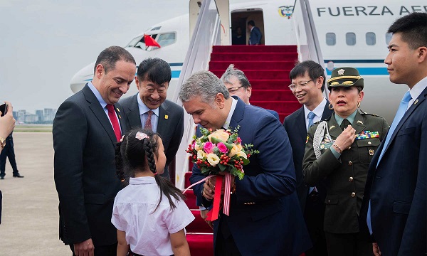 En su visita de Estado el mandatario colombiano afirmó que para lograrlo “Colombia debe estar en el radar de los inversionistas de este país”, tras señalar que en este año China se ha consolidado como segundo destino y origen de las exportaciones colombianas, con una participación del 10% sobre el total exportado, y se ubicó como el segundo proveedor de bienes, con una participación de 21% de las compras colombianas al mundo.
