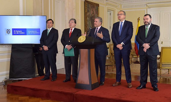El jefe de Estado colombiano, Iván Duque, sostuvo que “Nos unimos para decirles a esos 24 mil niños, hijos de padres venezolanos, que hoy se les entrega la nacionalidad colombiana” y agregó que “Nosotros les cumplimos a los hermanos y hermanas y a esos niños que merecen la atención y el cariño de todo un pueblo, porque no son culpables de esa tragedia”.