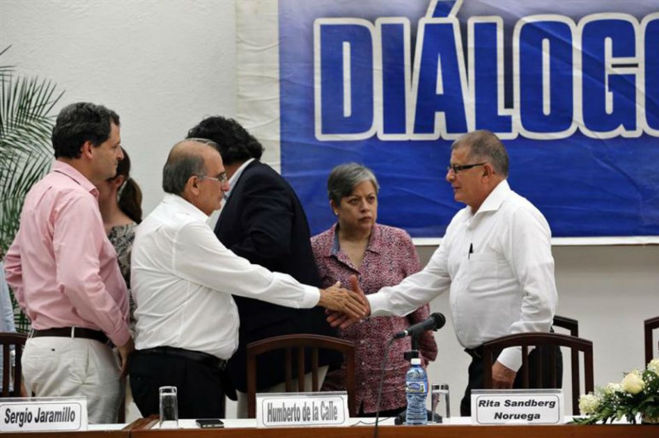 Entre el centenar de firmantes están el negociador Humberto de la Calle, el ex alto comisionado de Paz Sergio Jaramillo; el presidente del partido FARC, Rodrigo Londoño; la excanciller María Ángela Holguín, y los senadores de izquierdas Iván Cepeda y Gustavo Petro, entre muchos otros.