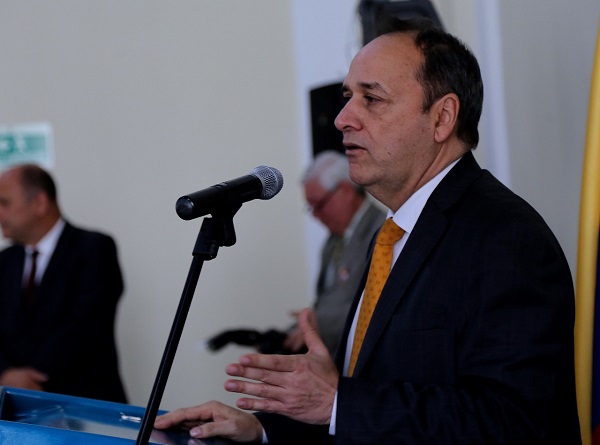 Ante el Procurador General de la Nación, Fernando Carrillo Flórez, el senador Jaime Durán Barrera, denunció que la convocatoria de concurso público para conformar las ternas y nombrar a 19 directores territoriales de INVIAS, está llena de falencias y sospechas sobre su transparencia, legalidad y pertinencia.