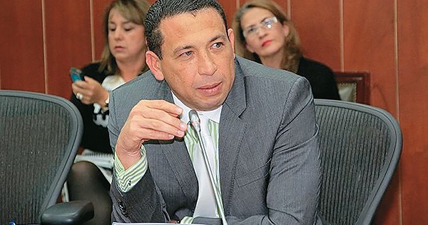 El senador Laureano Augusto Acuña Díaz instó al presidente de la República Iván Duque Márquez, para que aplace hasta el 31 de diciembre del 2020 el pago de las obligaciones de los municipios ante los bancos y entidades públicas o privadas, con el objeto que puedan sortear la crisis de salud, bajo el amparo del decreto  de emergencia nacional, para hacerle frente a la pandemia del coronavirus.