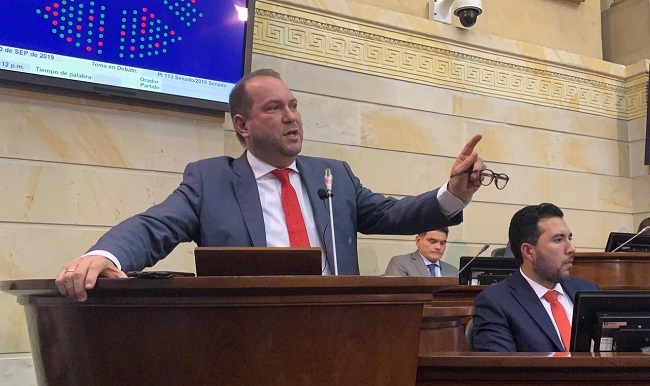 Así lo afirmó en forma contundente el Presidente del Congreso de Colombia, Lidio García Turbay, quien ante la plenaria del Senado de la República se defendió de las acusaciones que le han hecho, al enfatizar ante sus colegas y el país que “He obrado con transparencia a lo largo de toda mi vida política sin excepciones y sin concesiones”