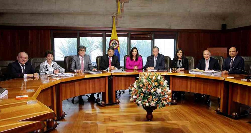 Se trata del decreto 558 de 2020 que autorizaba por el mes de abril y mayo del 2020, de una manera voluntaria, para que las empresas no hicieran la cotización completa de pensiones de sus trabajadores y de la misma manera el alto tribunal desautoriza el traslado de cerca de 25.000 pensionados de los fondos privados a Colpensiones.