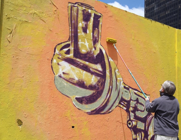 En una de sus acostumbradas actividades pedagógicas, el senador Antanas Mockus, de Alianza Verde, pintó un grafiti en el centro de Bogotá, a través del cual expresó su rechazo total al porte de armas en manos de los civiles, al tiempo que dijo que "los dirigentes que promueven el uso de las armas deben dedicarse a hacerle el nudo de corbata a las armas, porque la vida es sagrada".