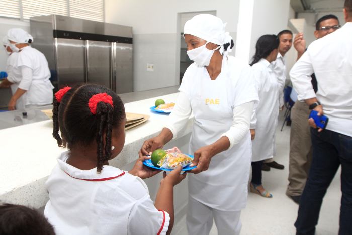 El proceso de contratación para el suministro de 94.300 raciones diarias de más de 50.000 niños y niñas ya presenta algunas irregularidades.Dos proponentes adjuntaron certificaciones falsas de una funcionaria pública por un lado y el sacerdote de la diócesis de Sincelejo por otro. Este jueves la alcaldía de Cartagena deberá adjudicar el contrato.