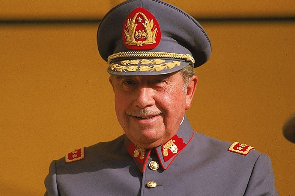 La Corte Suprema de Chile ordenó decomisar bienes por más de 1,6 millones de dólares propiedad del fallecido exdictador Augusto Pinochet y condenó a tres militares en retiro por su responsabilidad en el delito de malversación de caudales públicos en el denominado "Caso Riggs".