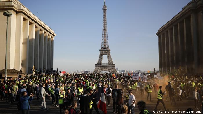 El otrora y protector de libertades, el Parlamento Francés, dominado por los miembros del partido del joven presidente Macron, aprobó una ley para prevenir y combatir los disturbios en las manifestaciones con disposiciones particularmente polémicas en el contexto de las protestas de los "chalecos amarillos".