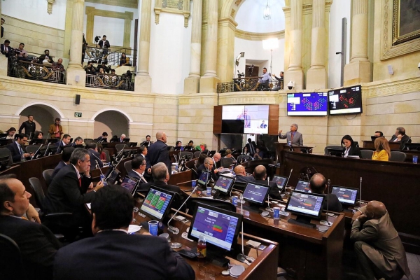 El tire y afloje para definir las objeciones presidenciales a la Ley Estatutaria de la Jurisdicción Especial para la Paz en el Senado, aún no se decide. La razón: el informe de los senadores Iván Marulanda y Jesús Alberto Castilla, primero que se radicó en secretaria de la corporación para su consideración y que propone el rechazo a los seis artículos objetados por el Presidente Duque, no alcanzó la votación que se requiere para definir el tema, según la mesa directiva de la corporación.