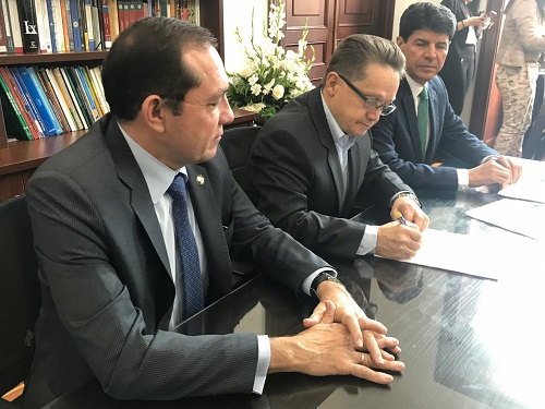 La iniciativa está liderada por el senador liberal Guillermo García Realpe y Antonio Sanguino de la Alianza Verde, quienes cuentan con un respaldo considerable de congresistas, para que el Congreso se le mida al debate, y si obtiene las mayorías, prohibir el uso del glifosato en el territorio nacional.