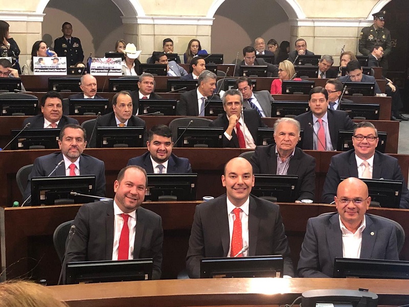 La bancada de senadores liberales le pidió al presidente Iván Duque que vía decreto imponga un arancel a las importaciones de textiles y confecciones, “ante la crisis económica y social generada en Colombia por el Covid-19 y las consecuencias que esto representa a mediano y largo plazo para el desarrollo del país”.