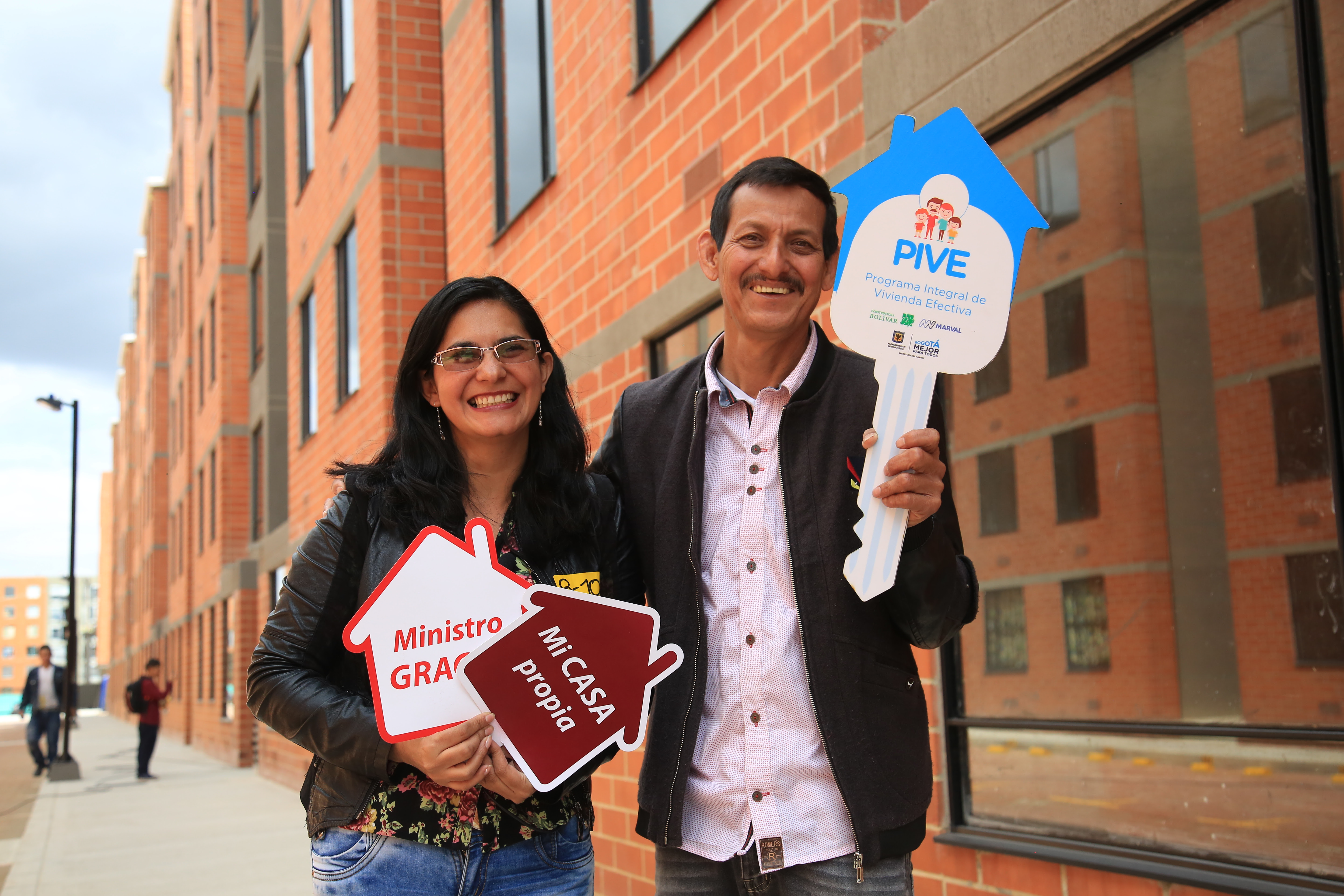 Un convenio entre el Ministerio de Vivienda y la alcaldía de Bogotá, beneficiará a un total de 450 nuevas familias en Bogotá, hogares que podrán adquirir vivienda propia con Mi Casa Ya.