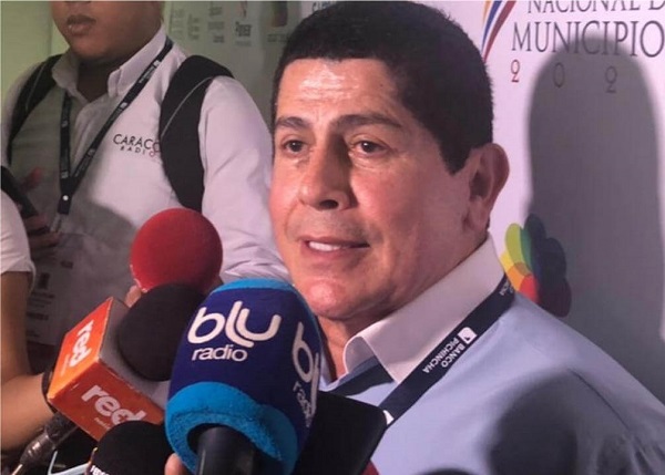 La Federación Colombiana de Municipios  en cabeza de su Secretario Ejecutivo, Gilberto Toro, abrió el debate sobre la ampliación de los periodos de Gobierno Nacional, de mandatarios regionales y locales, en plena presencia de los alcaldes del país reunidos en Cartagena de Indias.