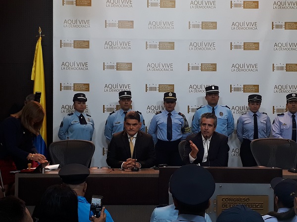 La iniciativa otorgaría a estos servidores públicos el reconocimiento de los derechos de pensión de vejez por exposición al alto riesgo siempre y cuando reúnan tres requisitos: haber cumplido 55 años de edad y haber cotizado un mínimo de 1.300 semanas. Adicionalmente, la edad para el reconocimiento especial de vejez se disminuirá en un año por cada sesenta semanas de cotización especial, adicionales a las mínimas requeridas, sin que dicha edad pueda ser inferior a 50 años.