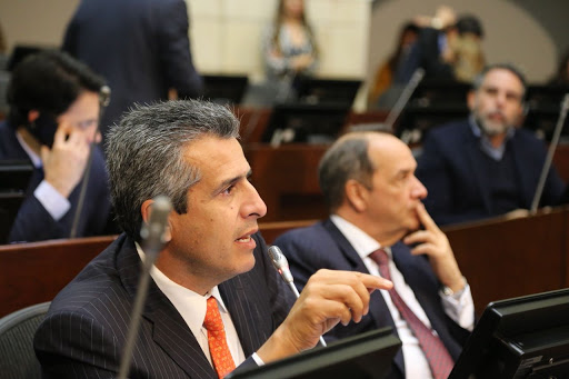 Senadores liberales instaron al presidente del congreso Lidio García Turbay para que con voceros de bancadas, algunos alcaldes y gobernadores, evalúen “qué tanto estamos preparados para flexibilizar la cuarentena”, tras destacar: “la plata de los hospitales se está quedando en algún lugar” porque no llegan a las regiones ni localidades para atender contagiados del Covid-19.
