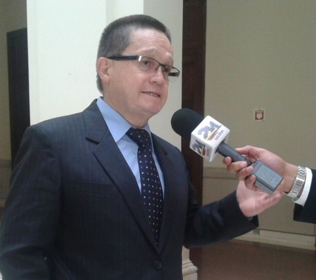 El congresista liberal Guillermo García Realpe se negó a apoyar dicha iniciativa tras señalar que impactaría de forma grave a la clase media colombiana que vería reflejada un alza mensual en sus tarifas del 18% equivalente a $12 mil 450 adicionales, siendo los más perjudicados el sector comercio y los usuarios de estrato 3 que cada vez tendrán menos poder adquisitivo.