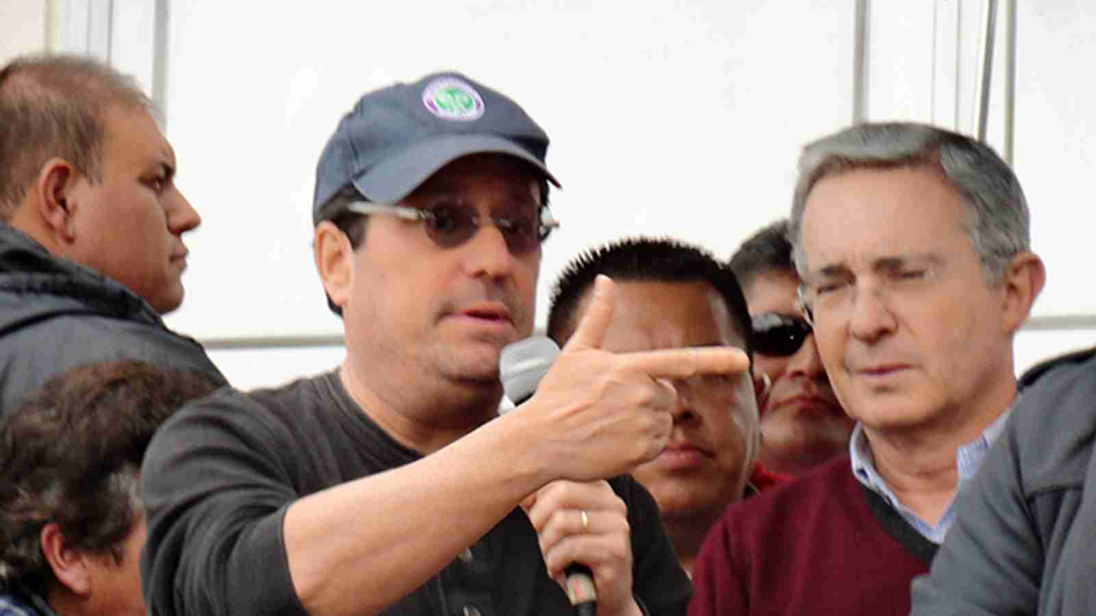 Con consejo comunitario, Uribe empieza campau00f1a en Bogotu00e1