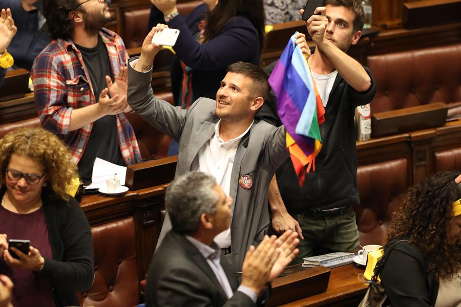 El Parlamento uruguayo aprobó la Ley Integral para las Personas Trans, normativa inédita en América Latina y ovacionada por combatir la discriminación y garantizar derechos del sector.
