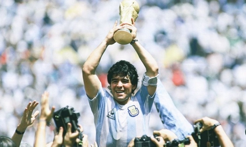 Partió al más allá Diego Armando Maradona, uno de los mejores futbolistas del mundo. Hijo de su tiempo y producto de las innumerables contradicciones que se viven en América Latina.