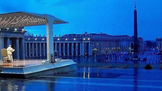 El objetivo: dar la bendición, el pasado viernes,  a la ciudad de Roma y al mundo, desde la plaza de San Pedro, en medio de una soledad donde se oyeron las gotas de la pertinaz lluvia que contemplaban millones de televidentes ante el avance de la pandemia por el covid-19 y que ha dejado sin vida a más de 130 mil personas, cerca de 700 mil contagios en 193 países.