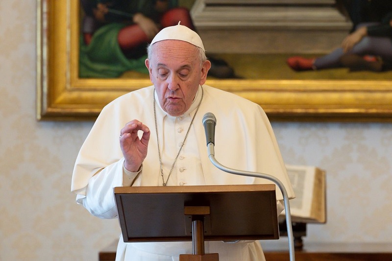 Su santidad Francisco durante el Angelus de este domingo, que tuvo lugar en la biblioteca debido a las medidas restrictivas previstas en Roma por la pandemia, dijo además que los mafiosos “Se están enriqueciendo con la corrupción”.
