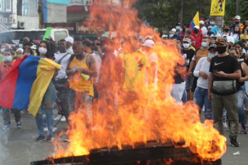 En medio de la pandemia del COVID 19,  que cada día suma más contagios y que ya está llegando a los 73.000 muertos, un paro con marchas y que desembocó en vandalismo, rodeó este miércoles las principales ciudades de Colombia, todo por el rechazo al proyecto de Reforma Tributaria que presentó el ministro de hacienda, Alberto Carrasquilla, a consideración del Congreso.