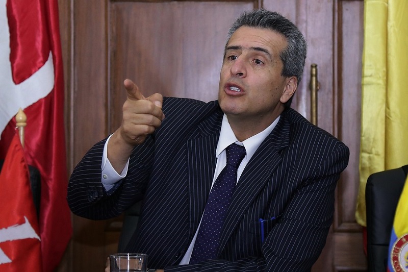 El senador Luis Fernando Velasco advirtió que ampliar el periodo de Alcaldes, Gobernadores, Congresistas y del Presidente de la República, es una propuesta inconstitucional y golpe de estado contra las instituciones “y eso no es responsable”.