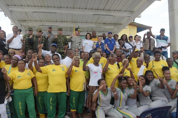 264 Familias han recibido ayuda humanitaria durante estos dos días en Vigía del Fuerte dentro del recorrido que ha hecho el Ministerio del Interior en la 'Misión Al Corazón del Atrato' en la localidad de Vigía del Fuerte, donde entregó 250 kits escolares  y el Instituto Colombiano de Bienestar Familiar, ICBF,  325 unidades de bienestarina en polvo y 252 de bienestarina líquida.