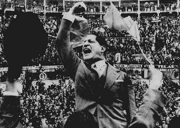 El 9 de abril de 1948, un oscuro personaje que respondía al nombre de Juan Roa Sierra descerrejó tres balazos sobre la humanidad del caudillo liberal Jorge Eliécer Gaitán Ayala, cegándole la vida y desatando con este magnicidio la mayor conflagración de nuestra historia republicana. El asesino fue linchado y su cuerpo inerme arrastrado por la multitud por toda la carrera séptima de Bogotá hasta el Palacio presidencial, lugar este en donde fue abandonado el cadáver del desgraciado. 