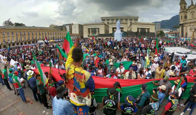 Mientras la Minga indígena que llegó a Bogotá el fin de semana y desde el Palacio de los Deportes, donde se encuentra alojada, inició este lunes una marcha de protesta pacífica hasta la Plaza de Bolívar, donde le exigieron al presidente, Iván Duque, respuesta a sus demandas presencialmente, el jefe de Estado fue contundente en señalar que "nadie puede argumentar que se requieren aglomeraciones para ser escuchado", sin embargo, el alto comisionado para la paz,  Miguel Ceballos, anunció que este martes estará en el departamento del Cauca para reunirse con líderes de esa población.