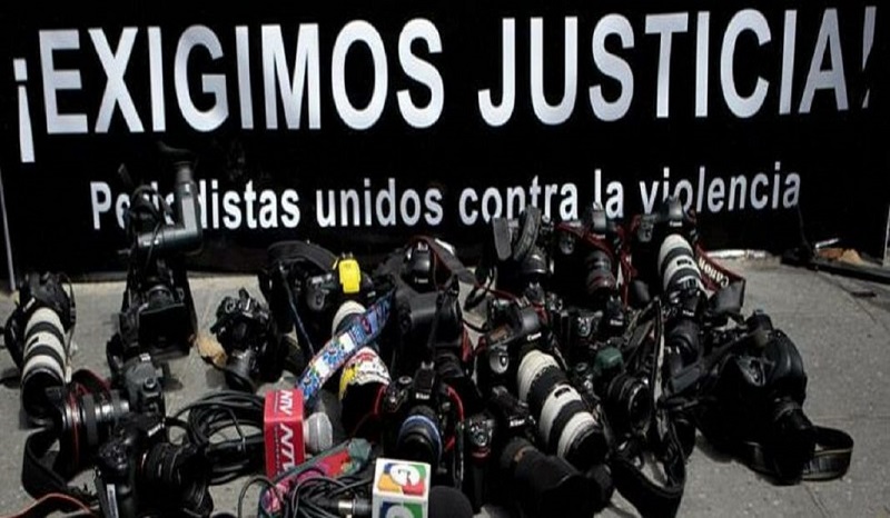 Este 18 de agosto, se cumplieron 20 años de la creación del Programa de Protección a Periodistas por parte del Estado colombiano, el balance sigue siendo mediocre, pues funciona como un escudo de plumas, el cual no alcanza a salvaguardar la vida e integridad de los informadores, traspasando heridas a la democracia.