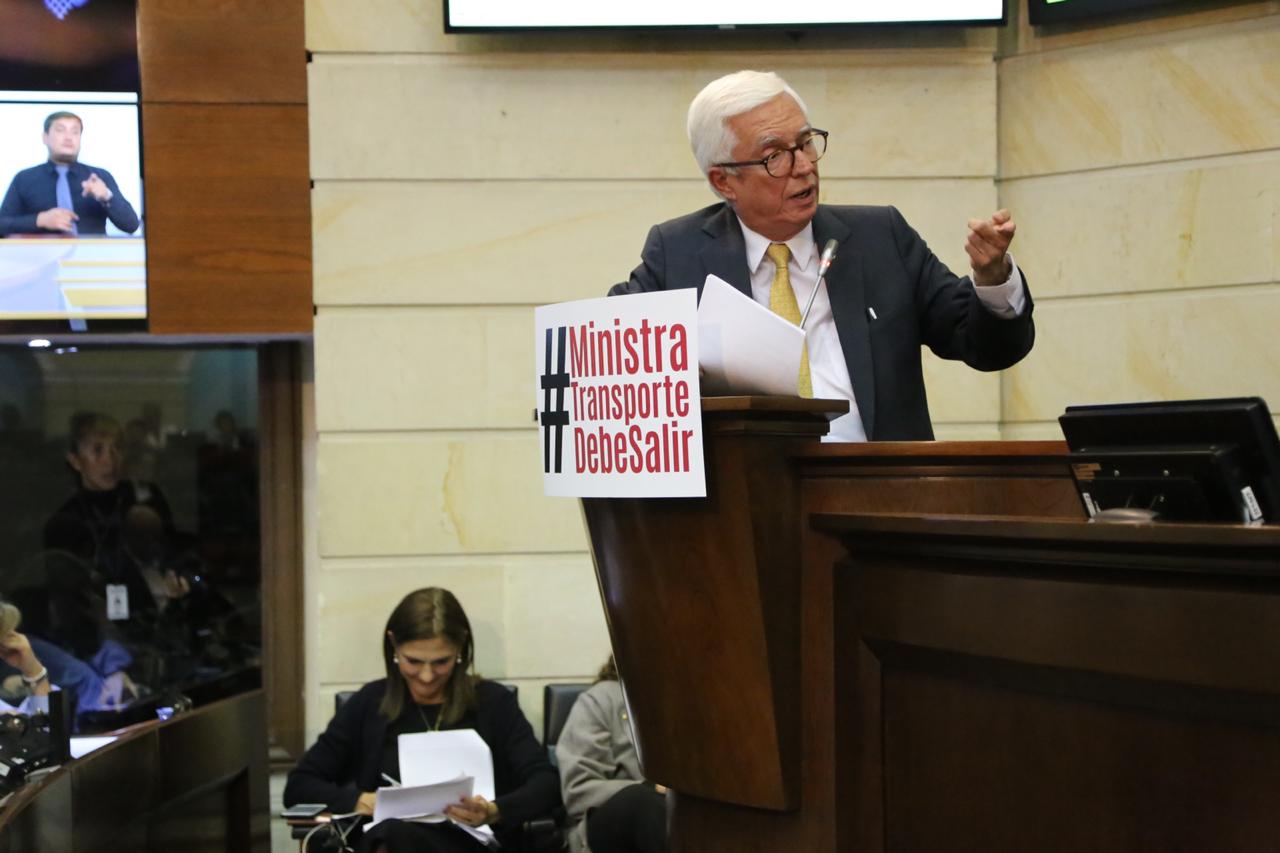 Tres horas duró el debate de Moción de Censura en la Plenaria del Senado contra la Ministra de Transporte Ángela María Orozco, promovida por la bancada de la oposición con el liderazgo del  senador Jorge Enrique Robledo, donde insistió en que estaba inhabilitada e impedida para aceptar y ejercer el cargo, por el caso Odebrecht y la Ruta del Sol II, “por eso tenía que renunciar”, insistió el orador citante, mientras que la Ministra esperó su turno para responder:  "no hay nada que constituya inhabilidad, incompatibilidad o algo que me impida desempeñarme como Ministra de Transporte".