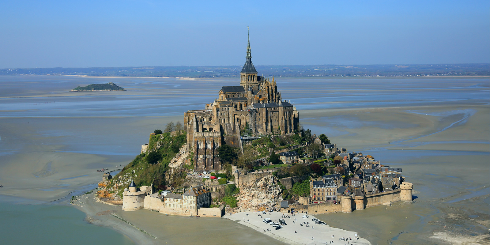 Francia encabeza la lista de los países que reciben más turistas, seguida por España que ha superado a EE.UU. México ocupa la sexta plaza.  Los chinos son los turistas que más gastan.